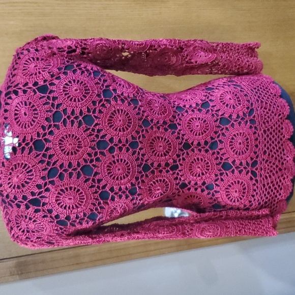 Quest-ce Que C'est burgandy wine red crochet medallion pattern layer sweater - Picture 4 of 5